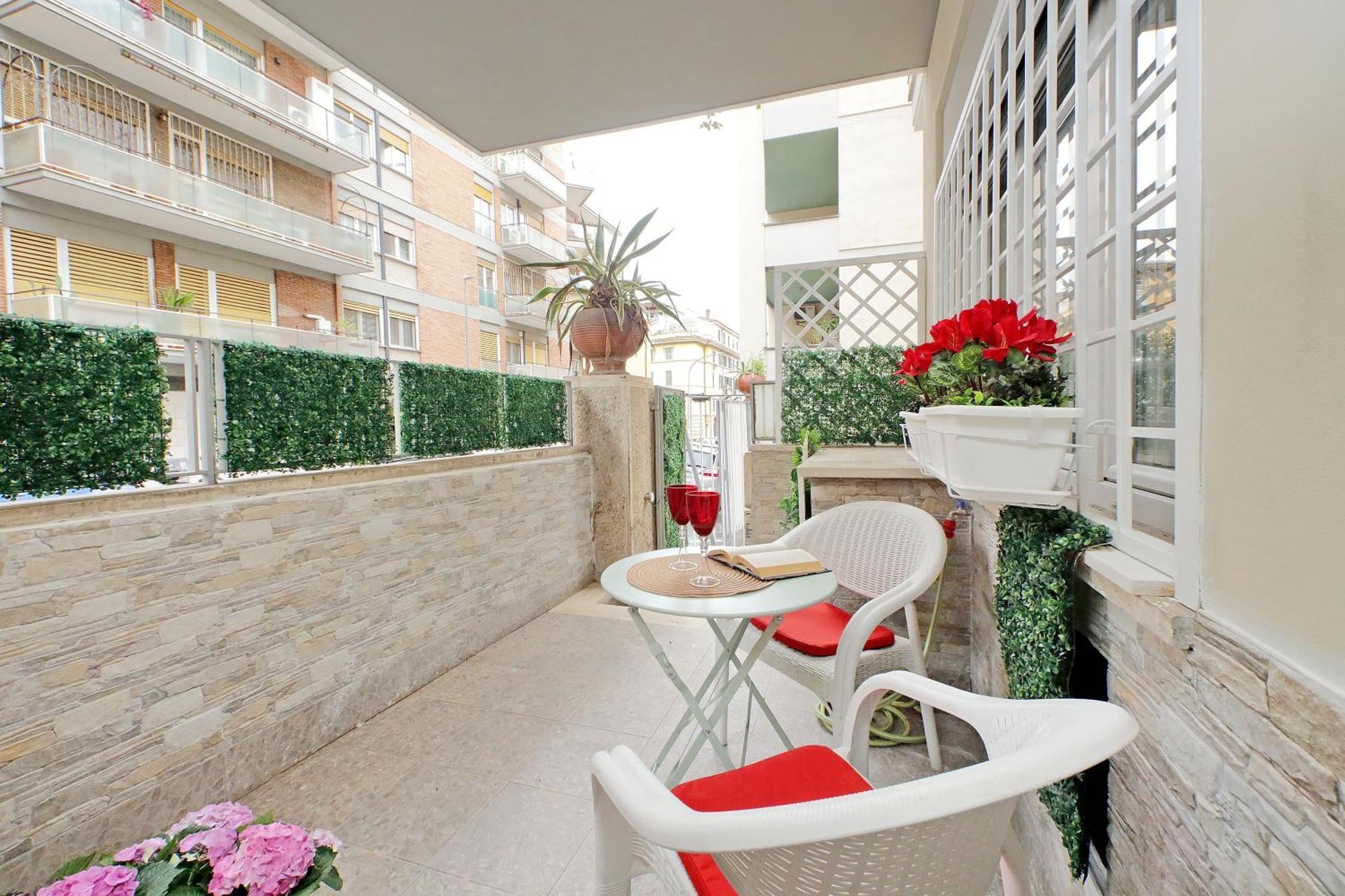 Ych-nice Flat With Patio Near Vatican
